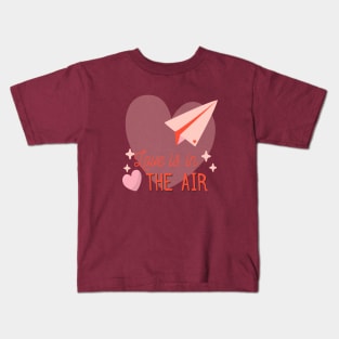 Love is in the air Kids T-Shirt